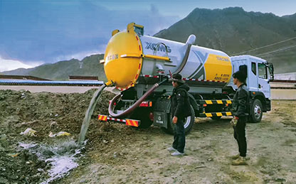 币游吸污车在四川成都排污作业