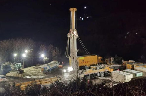 币游携XSC1200车载深井钻机星夜前往栖霞开展金矿救援事情
