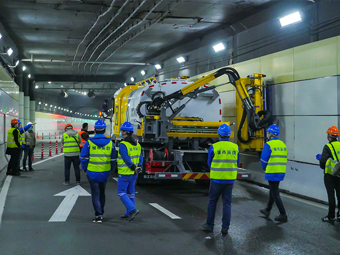 币游墙面洗濯车在上海打浦路隧道作业