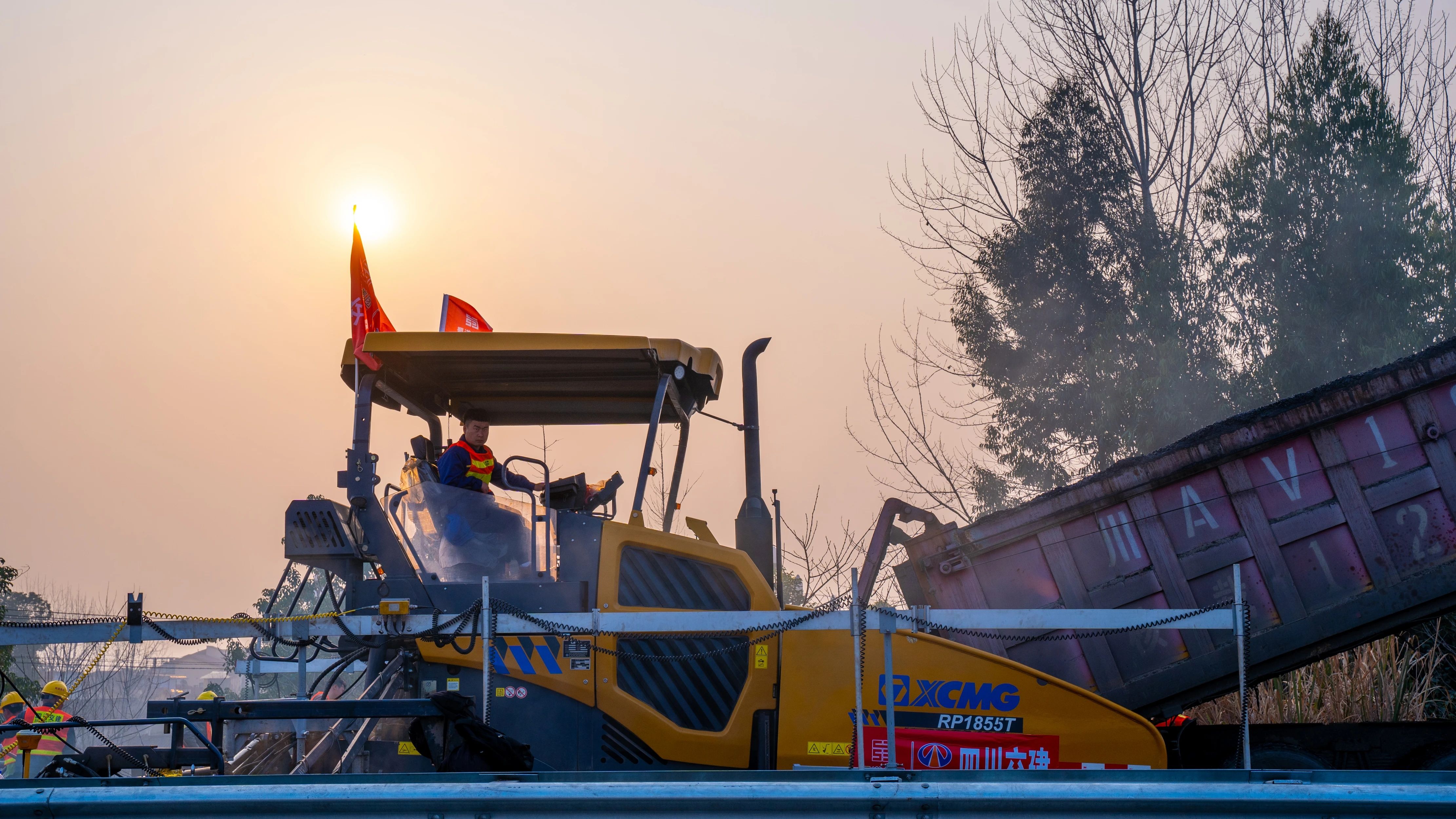 18天！币游成套沥青路面装备助力成绵高速罩面施工！