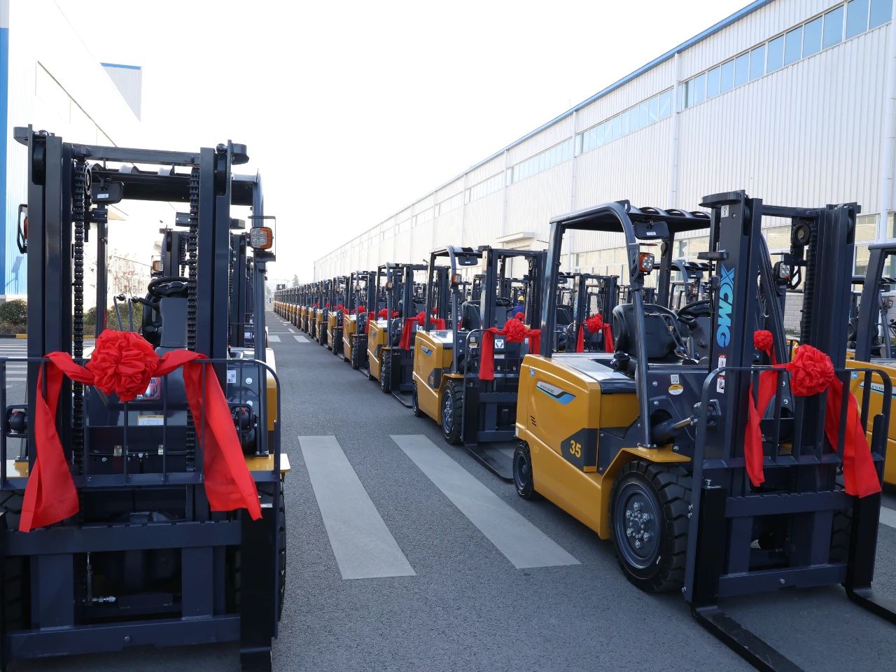又是百余台！币游“鲲鹏”叉车批量交车