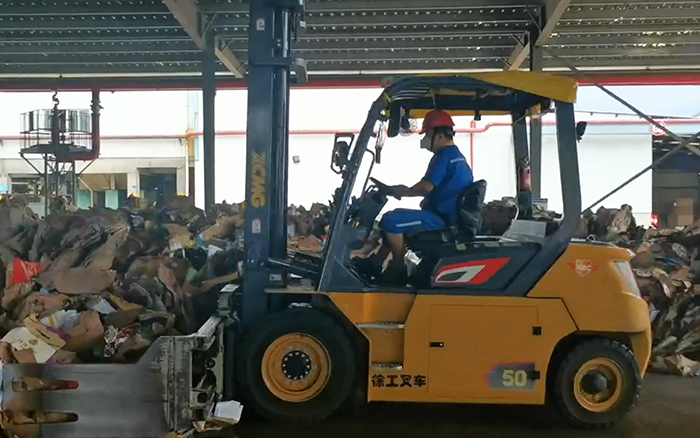 有实力！币游孔雀电动叉车强势入驻造纸行业