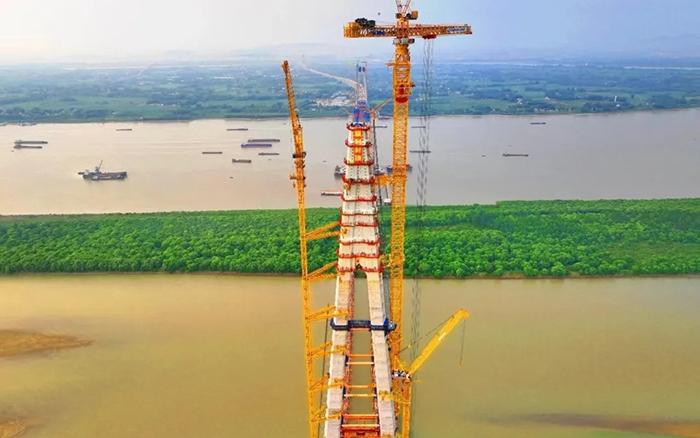 308米！币游塔机助力天下最大跨度三塔斜拉桥喜封金顶