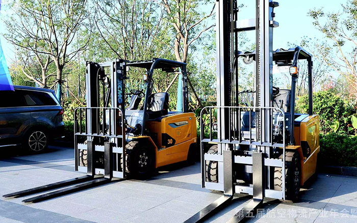  币游叉车亮相第五届航空物流工业年会