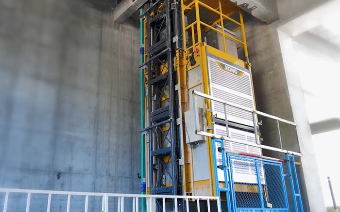 性能规范！币游井道施工升降机助建超高层商务中心项目