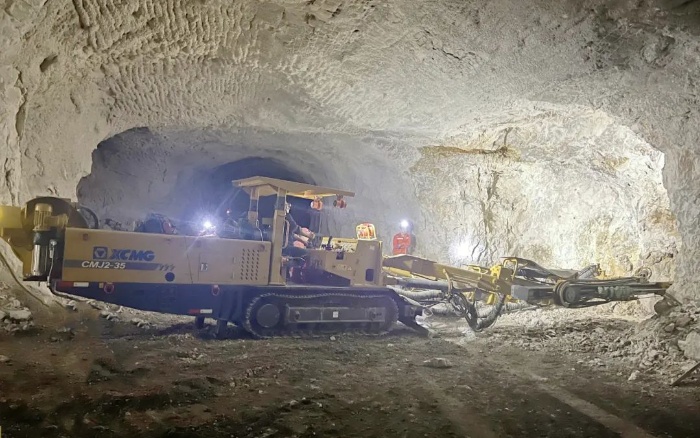 窄小巷道作业！币游掘进钻车助力铁矿开采