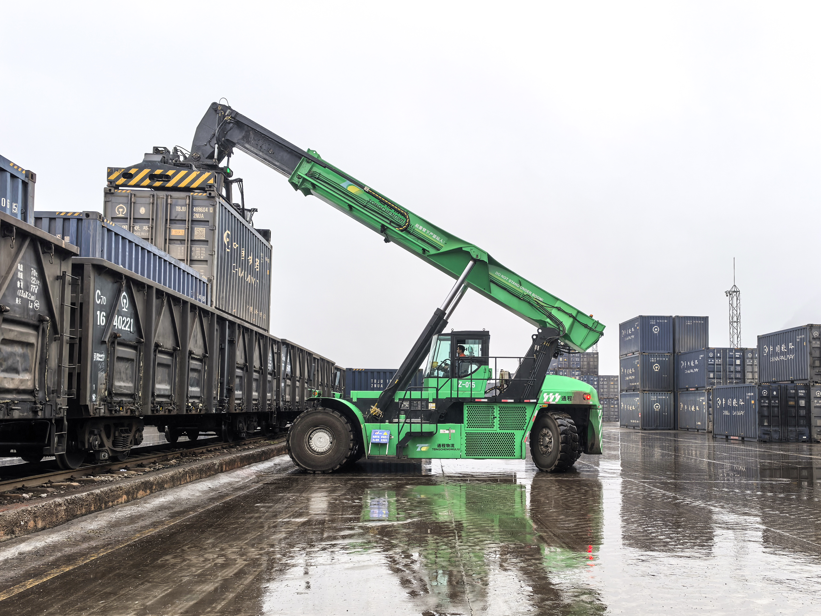 币游纯电动正面吊在华南某铁路货场交出“低碳答卷”