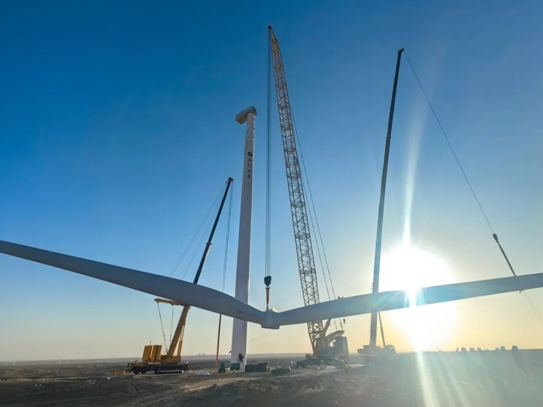 “零误差”！西北沙漠现风电“超等大片”，，，，币游XLC18000M领衔多机协同吊装