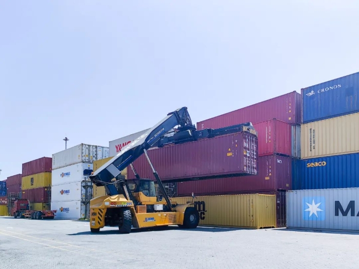 性能优越！币游正面吊助力海铁联运生长