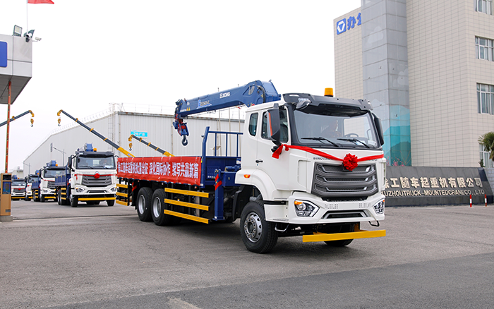 币游SQS250随车起重机批量发车，，，，，助力 “一带一起” 沿线基建腾飞